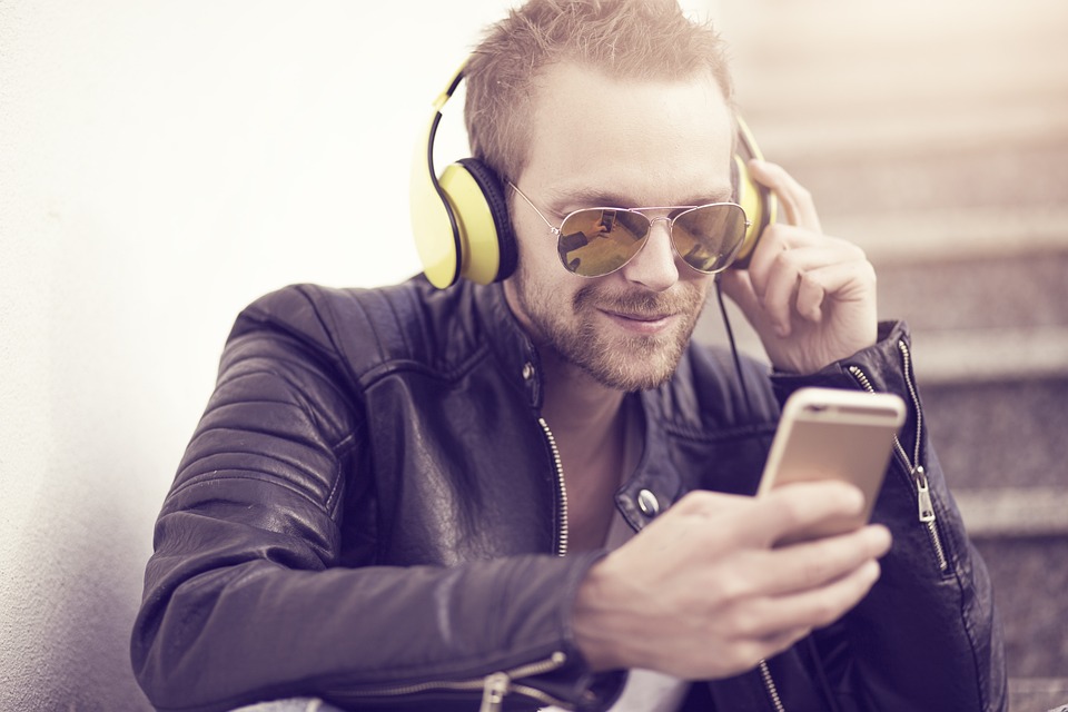 The Rise of Digital Downloads: How Technology has Revolutionized the Music Industry